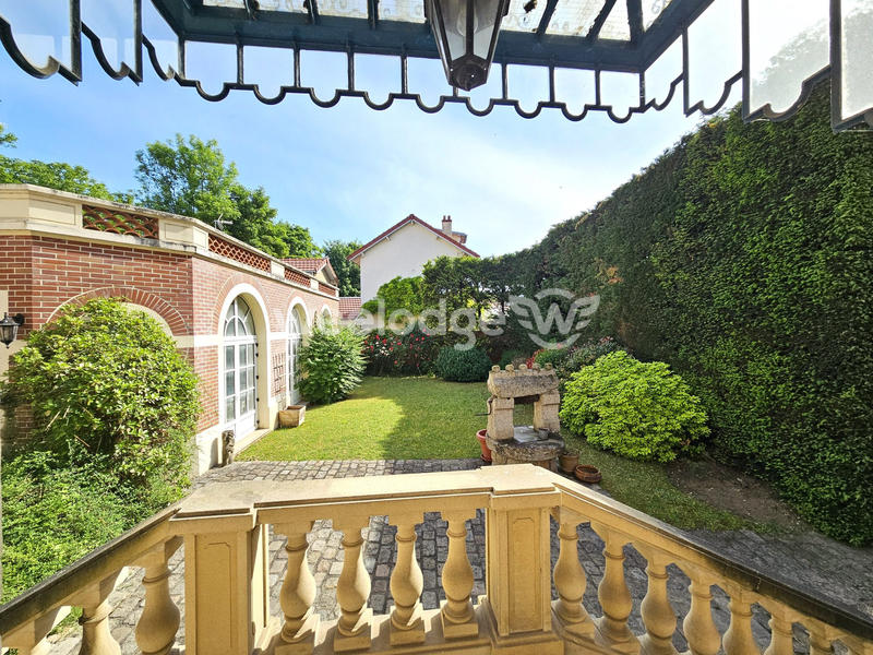 Maison - 250 m² - 10 pièces