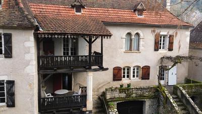 Maison - 220 m² - 10 pièces