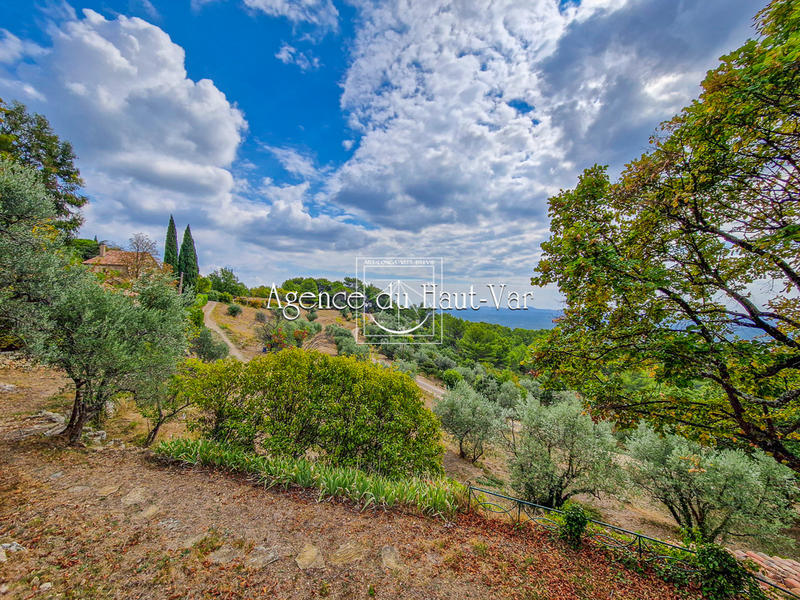 Propriété - 477 m² - 8 pièces