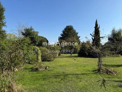 Terrain constructible - 1 018 m²