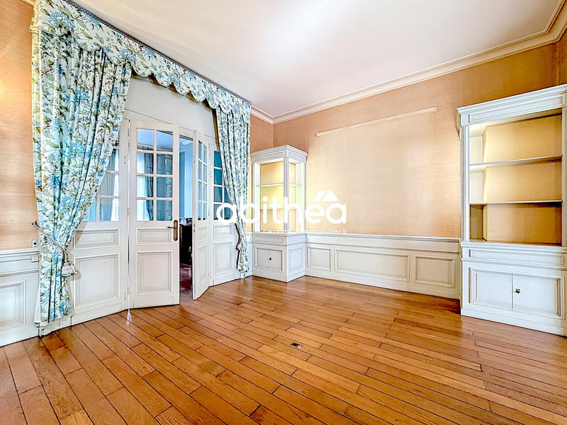 Maison - 328 m² - 10 pièces