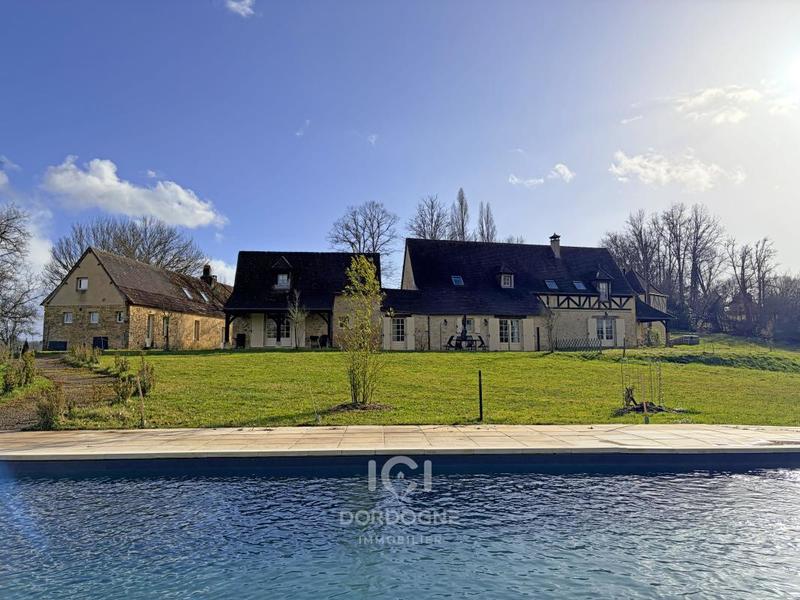 Maison - 329 m² - 2 pièces