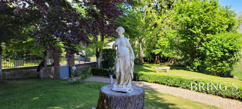 Maison - 222 m² - 9 pièces