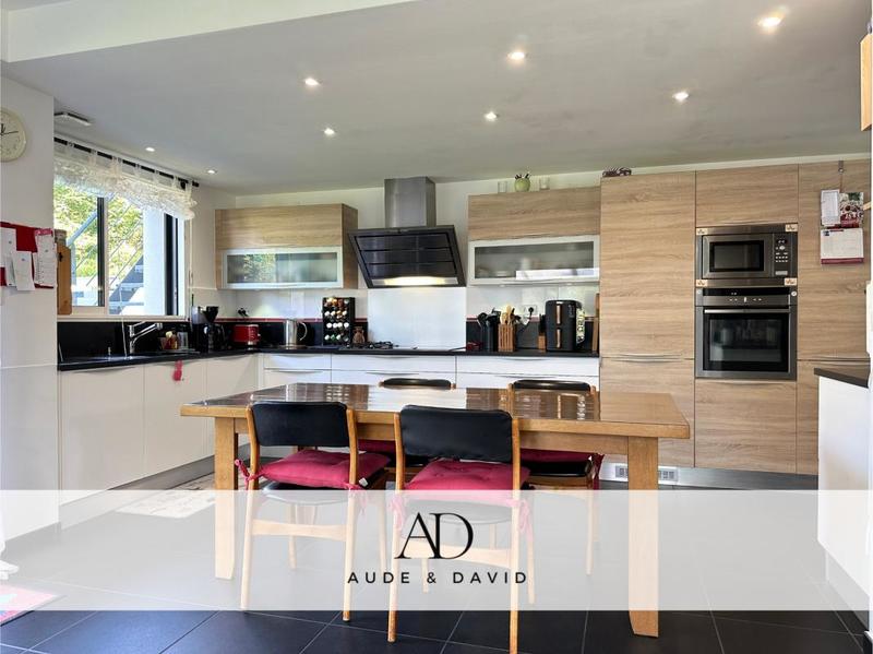 Maison - 220 m² - 8 pièces