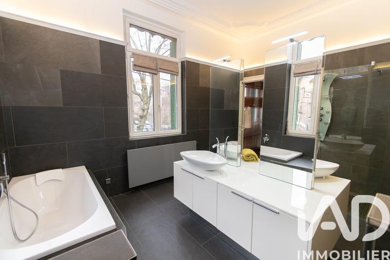 Maison - 247 m² - 9 pièces