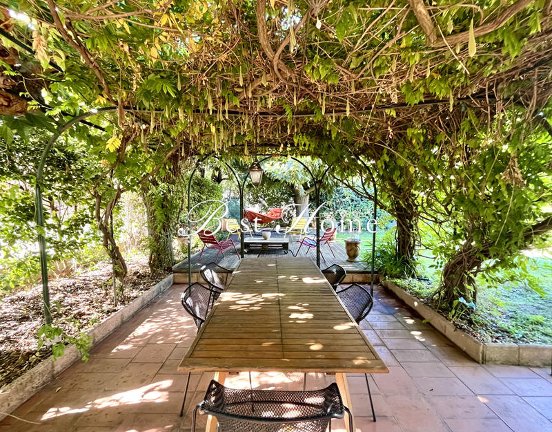 Maison - 230 m² - 9 pièces