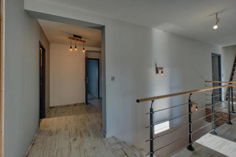 Maison - 270 m² - 9 pièces
