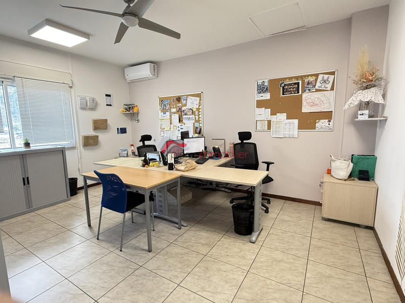 Local commercial - 200 m² - 8 pièces