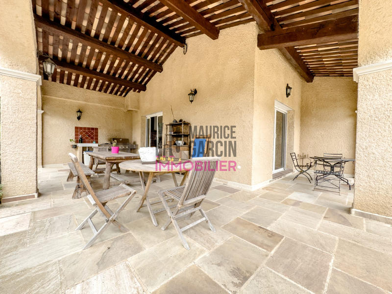 Maison - 250 m² - 9 pièces