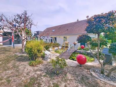 Maison - 230 m² - 8 pièces