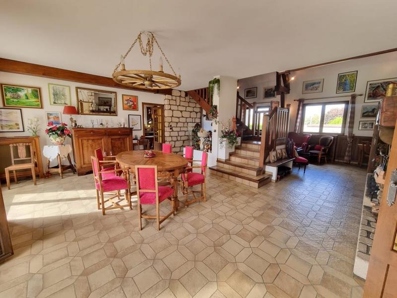 Maison - 221 m² - 8 pièces