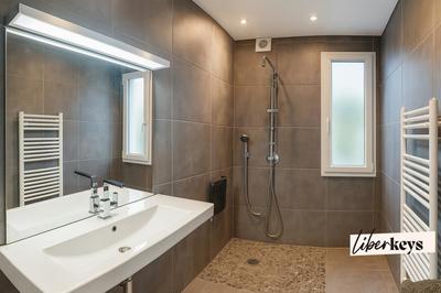 Maison - 256 m² - 6 pièces