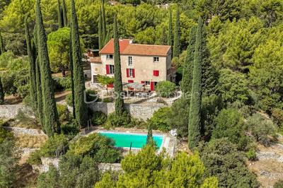 Maison - 265 m² - 10 pièces