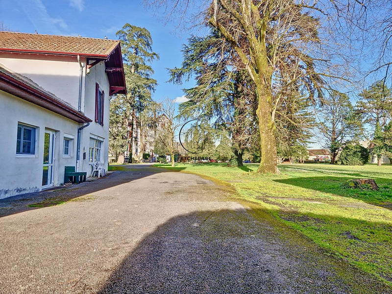 Propriété - 1 200 m² - 50 pièces