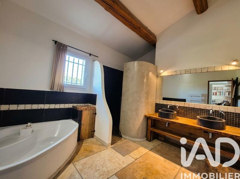 Maison - 230 m² - 8 pièces