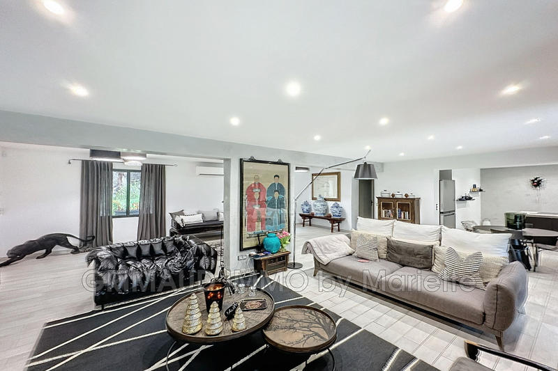 Villa - 283 m² - 8 pièces