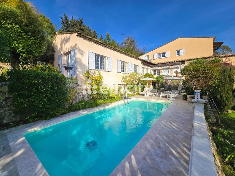 Maison - 235 m² - 6 pièces