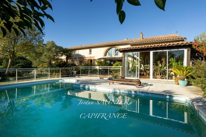 Maison traditionnelle - 372 m² - 8 pièces