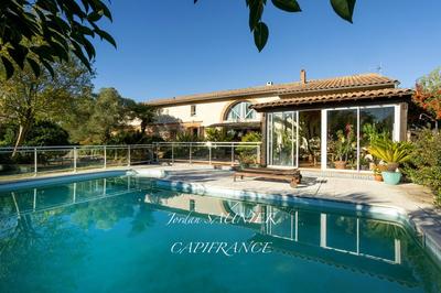 Maison traditionnelle - 372 m² - 8 pièces