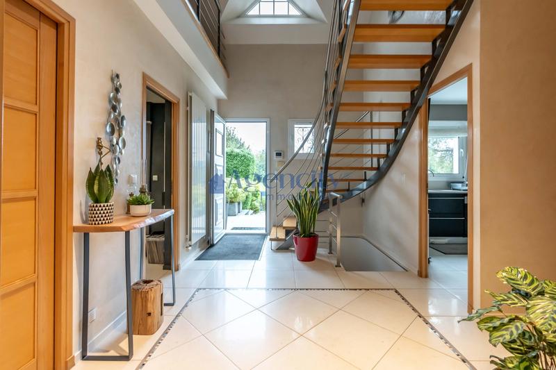 Maison - 214 m² - 7 pièces