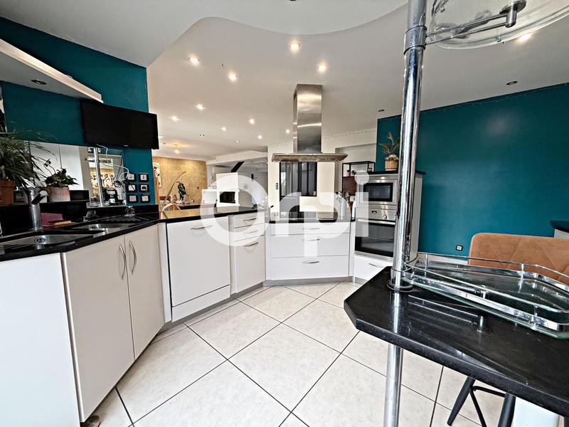 Maison - 220 m² - 7 pièces