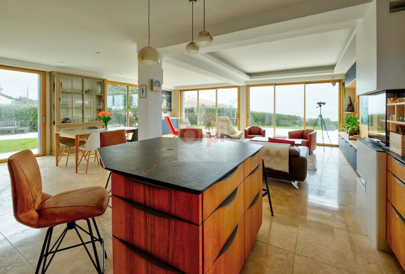 Maison d'architecte - 281 m² - 9 pièces