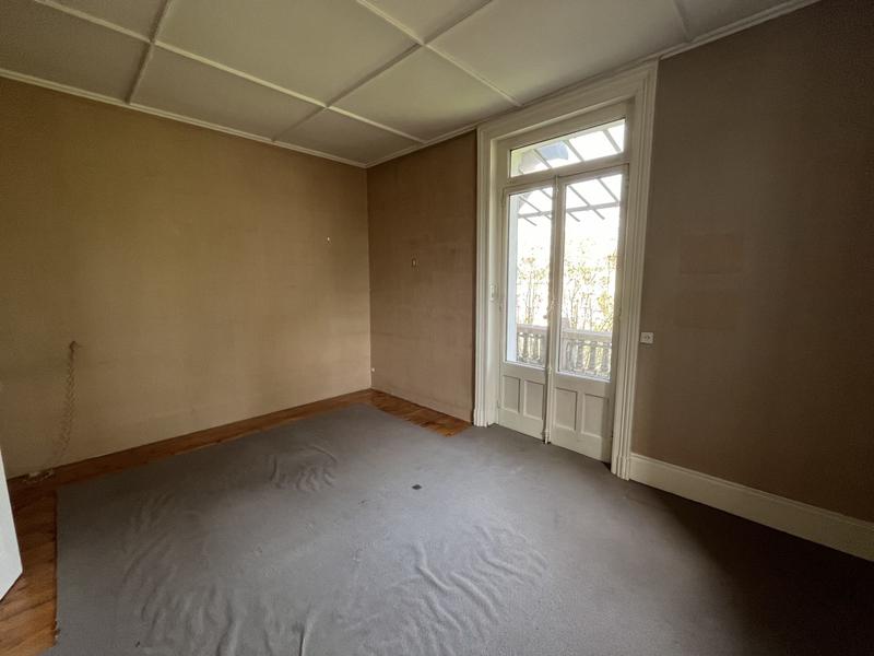 Maison - 241 m² - 8 pièces