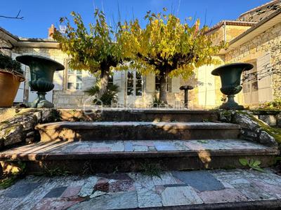 Demeure - 360 m² - 13 pièces