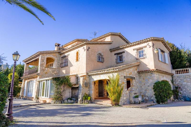 Maison - 318 m² - 11 pièces