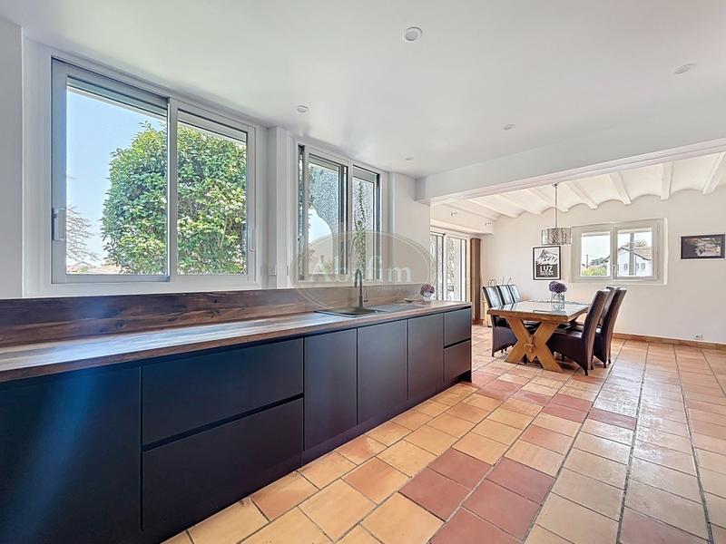 Maison - 207 m² - 10 pièces