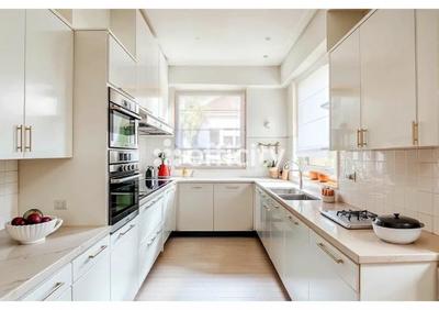 Maison - 288 m² - 9 pièces