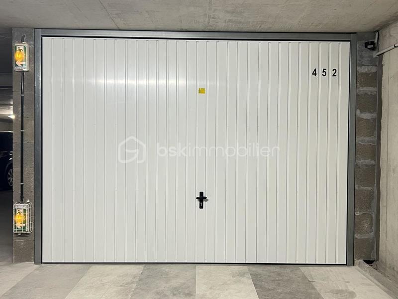 Parking / Garage - 167 m²