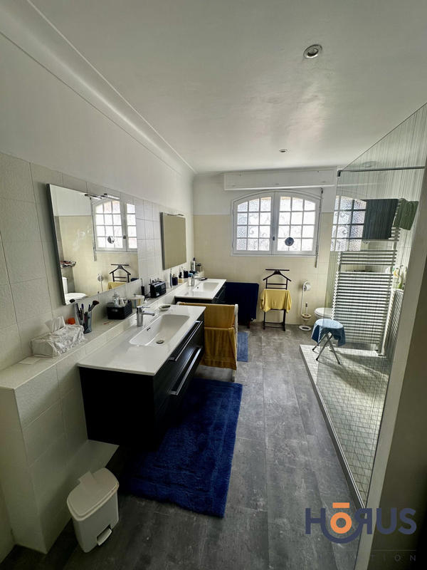 Viager - Villa - 336 m² - 8 pièces