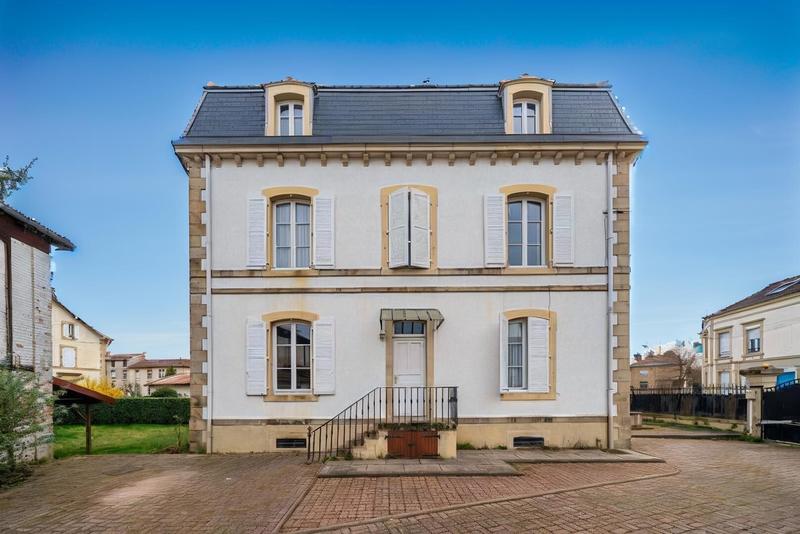 Maison - 303 m² - 11 pièces