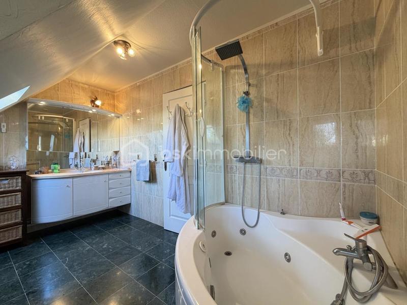 Maison - 205 m² - 8 pièces