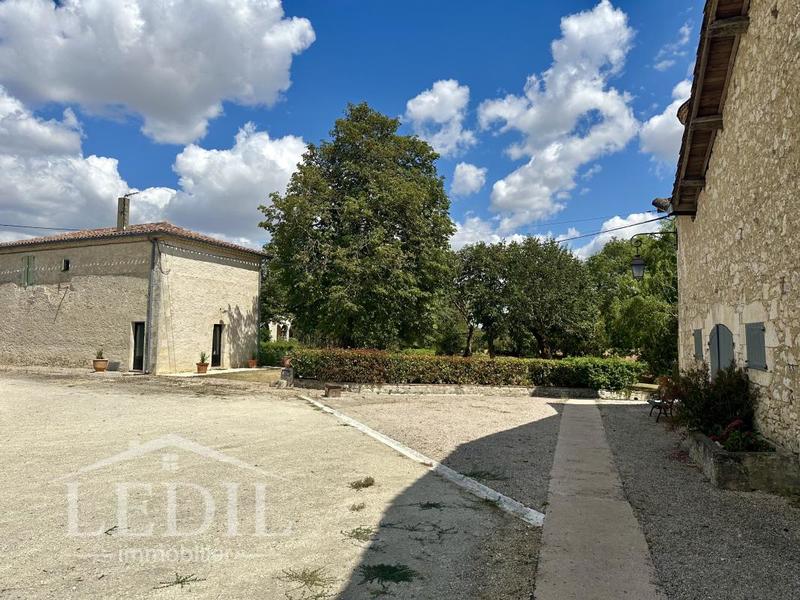 Propriété - 238 m² - 6 pièces