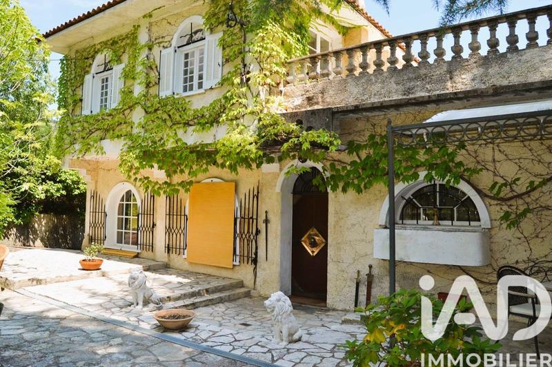 Maison - 240 m² - 10 pièces