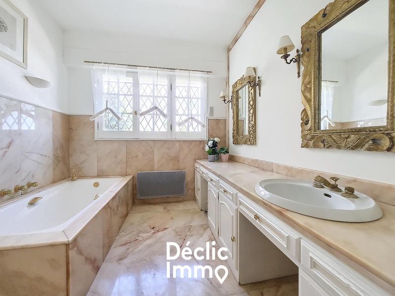 Maison - 326 m² - 7 pièces