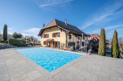 Maison - 300 m² - 11 pièces