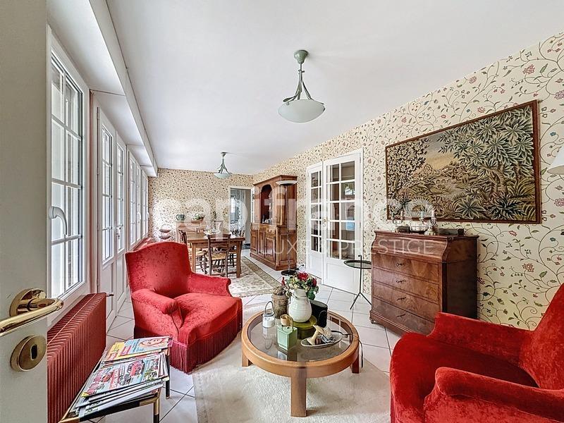 Maison - 305 m² - 9 pièces