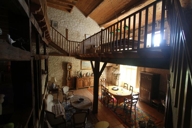 Maison traditionnelle - 455 m² - 10 pièces