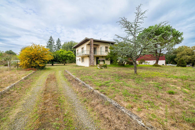 Maison - 202 m² - 9 pièces