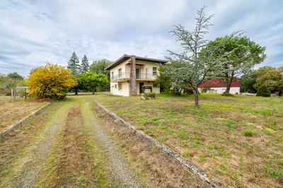 Maison - 202 m² - 9 pièces