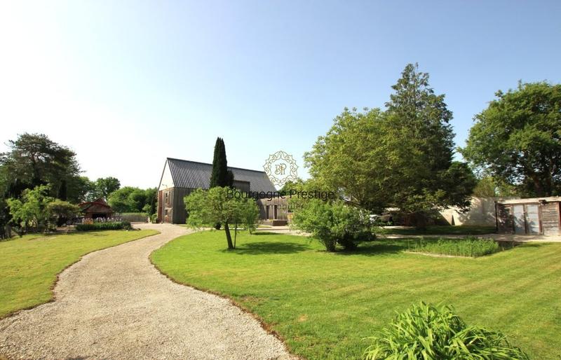 Propriété - 228 m² - 9 pièces