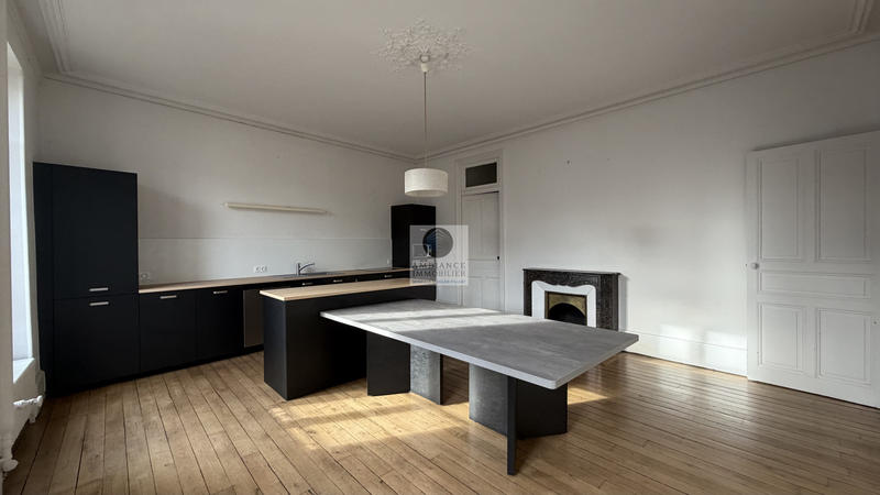 Appartement - 198 m² - 6 pièces