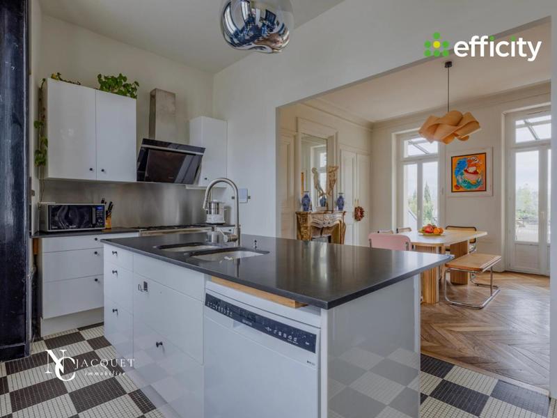 Demeure - 207 m² - 9 pièces