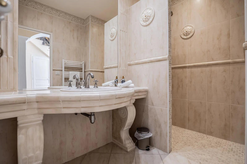 Maison contemporaine - 733 m² - 15 pièces