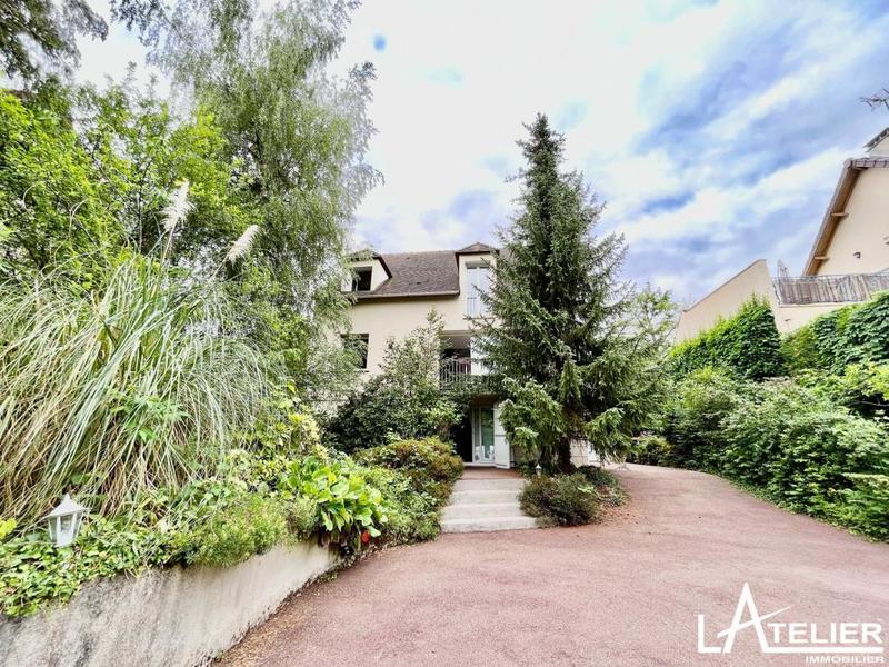 Maison - 220 m² - 10 pièces