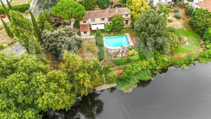 Maison en pierre - 282 m² - 9 pièces