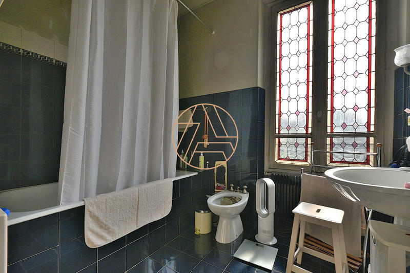 Maison - 203 m² - 9 pièces